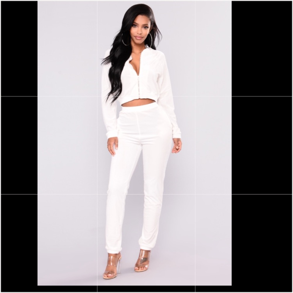 Trendy white velour set!!💕